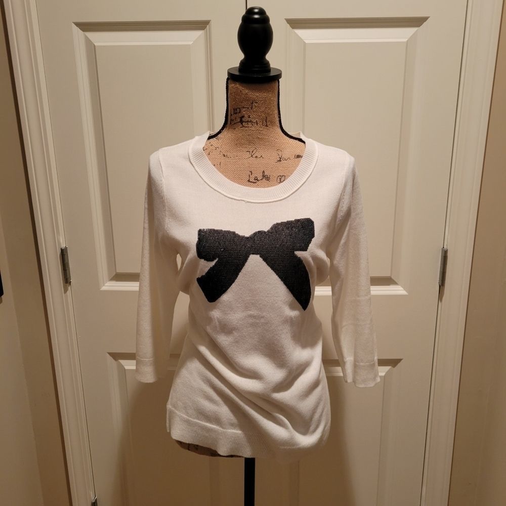 NWT Woman's 3/4 sleeve lite material, decorative bow has glittery specs